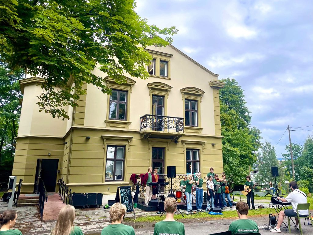 28 ungdomsjobber ledig på Huset på Haugen og barnehager i bydelen