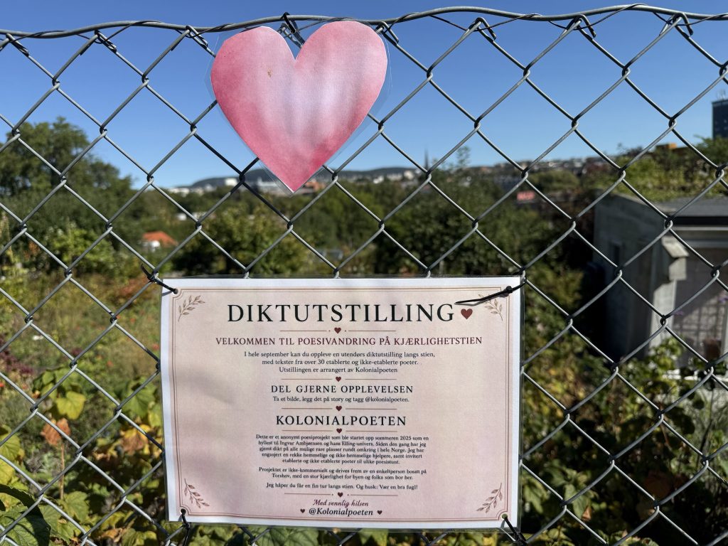 Ingen vet hvem Kolonialpoeten er. I september viser hen frem andres dikt på Kjærlighetsstien.